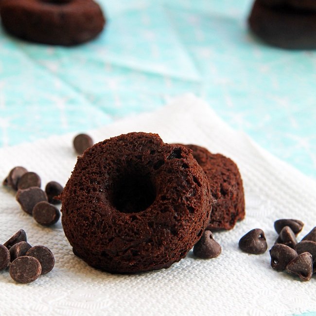 FLUFFY CHOCOLATE DONUTS